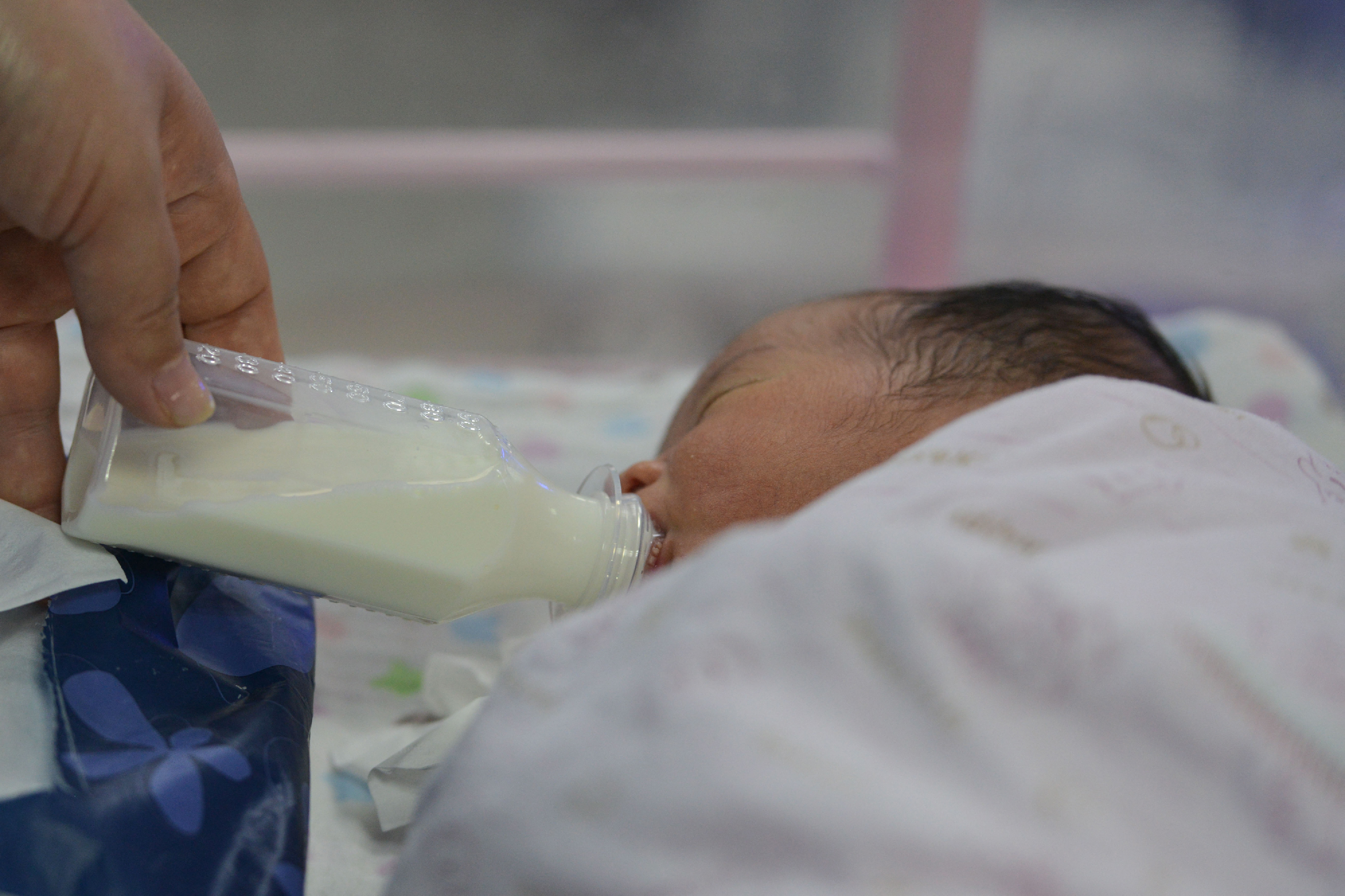 Népszava: 30 magára hagyott baba él a miskolci kórházban