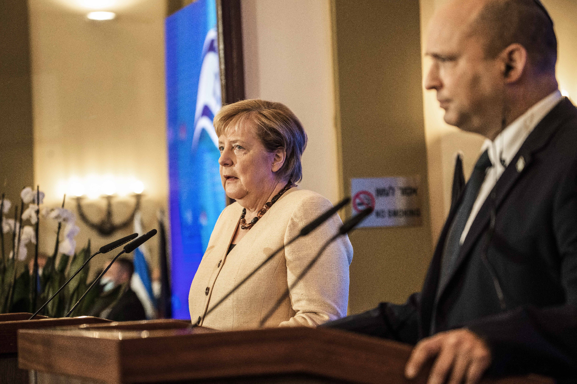 Angela Merkel izraeli búcsúlátogatásán is dolgozott