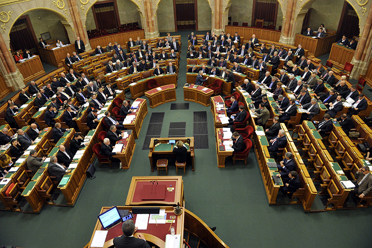 Elfogadták a Fidesz „békepárti” határozati javaslatát a parlamentben