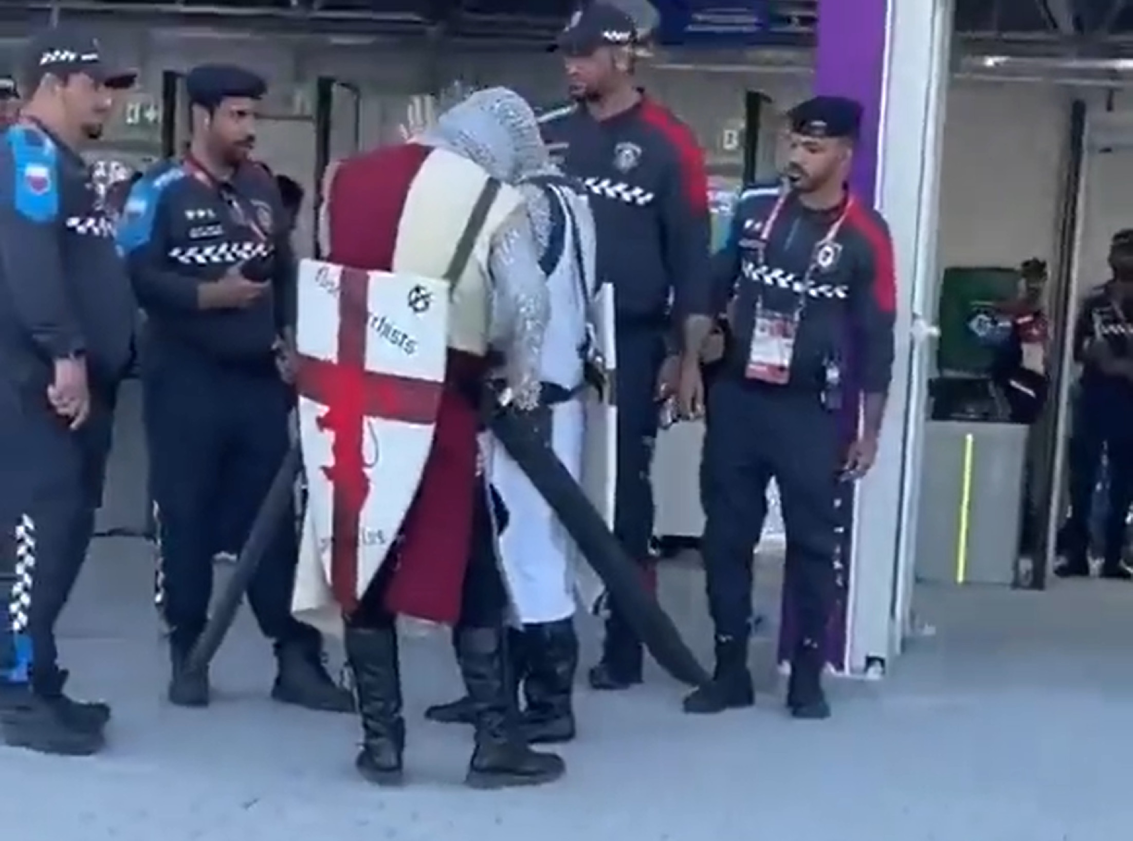 Tilos a Deus Vult – Katar nem nézi jó szemmel a keresztes lovagnak öltözött szurkolókat