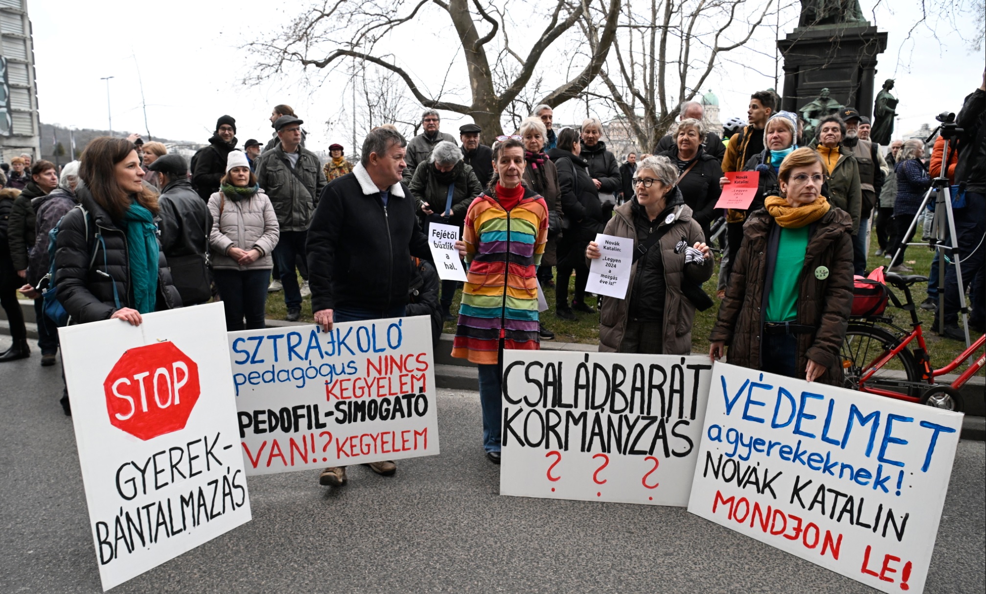 Tüntetés Novák Katalin ellen: ezrek gyűltek össze Budapest utcáin