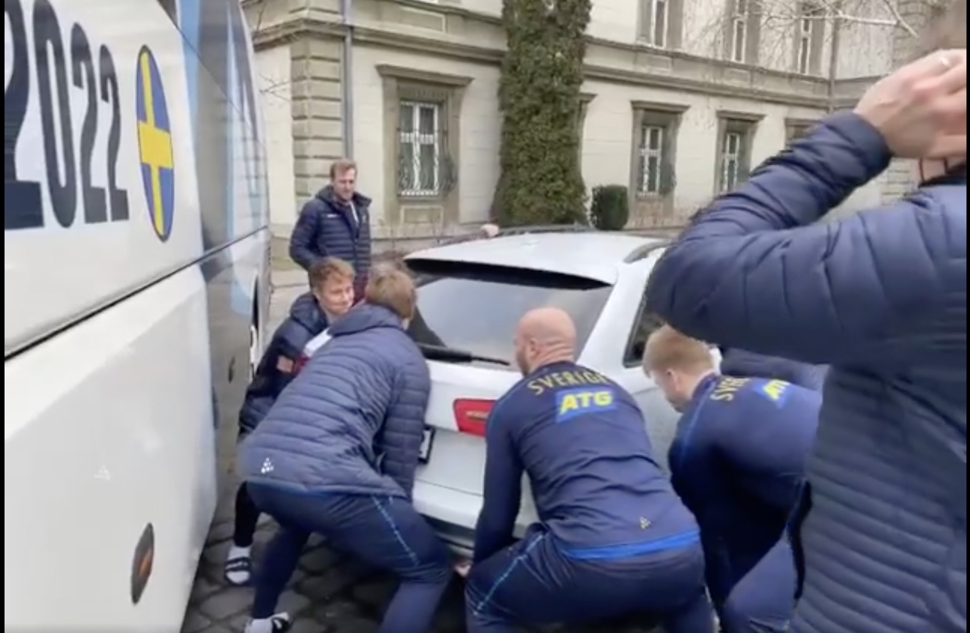 Hihetetlen videó, a svéd kézisek odébb tettek egy autót Budapesten