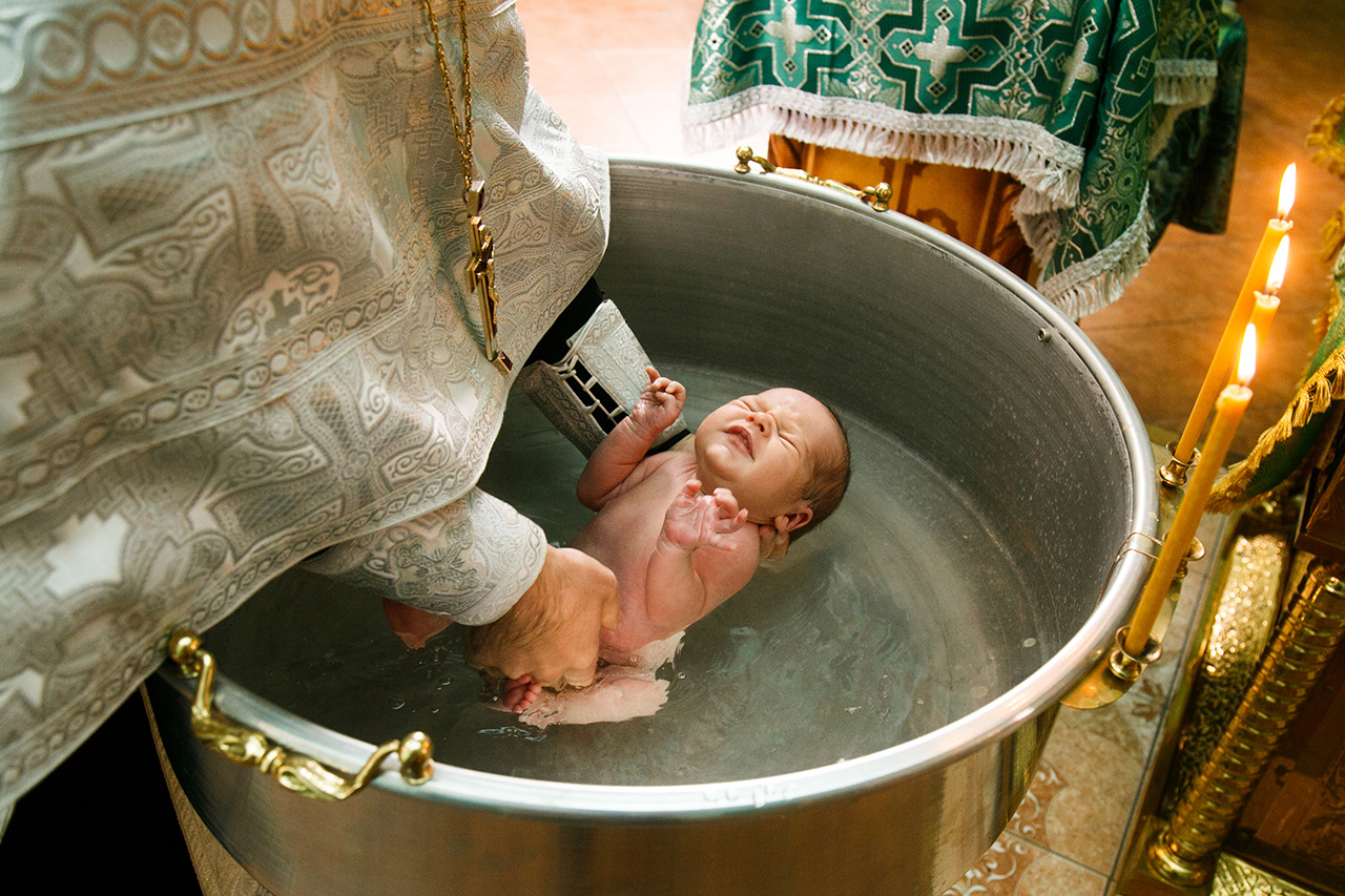 Megfulladt keresztelő közben egy kisbaba Romániában