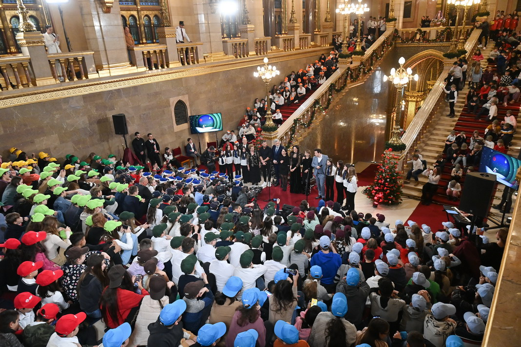 Nyolcszáz hátrányos helyzetű gyereket láttak vendégül a Parlamentben