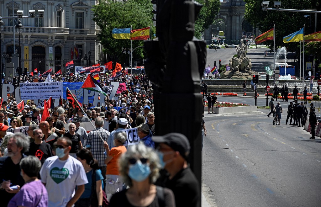 Ezrek tiltakoznak Madridban a NATO-csúcstalálkozó ellen