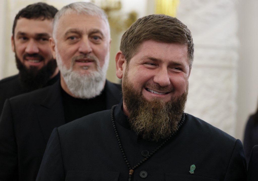 A csecsen vezető kiskorú gyermekeit is a frontra küldi