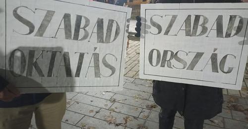 Szüntessék meg a pedagógusok lejáratását, megfélemlítését! – Tanár-diák tüntetés Egerben