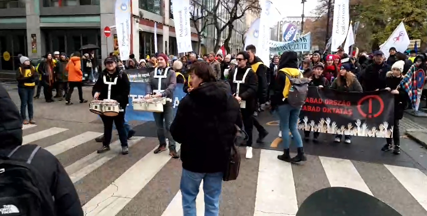 Országos sztrájkot hirdettek december 8-ra a tanárok szakszervezetei