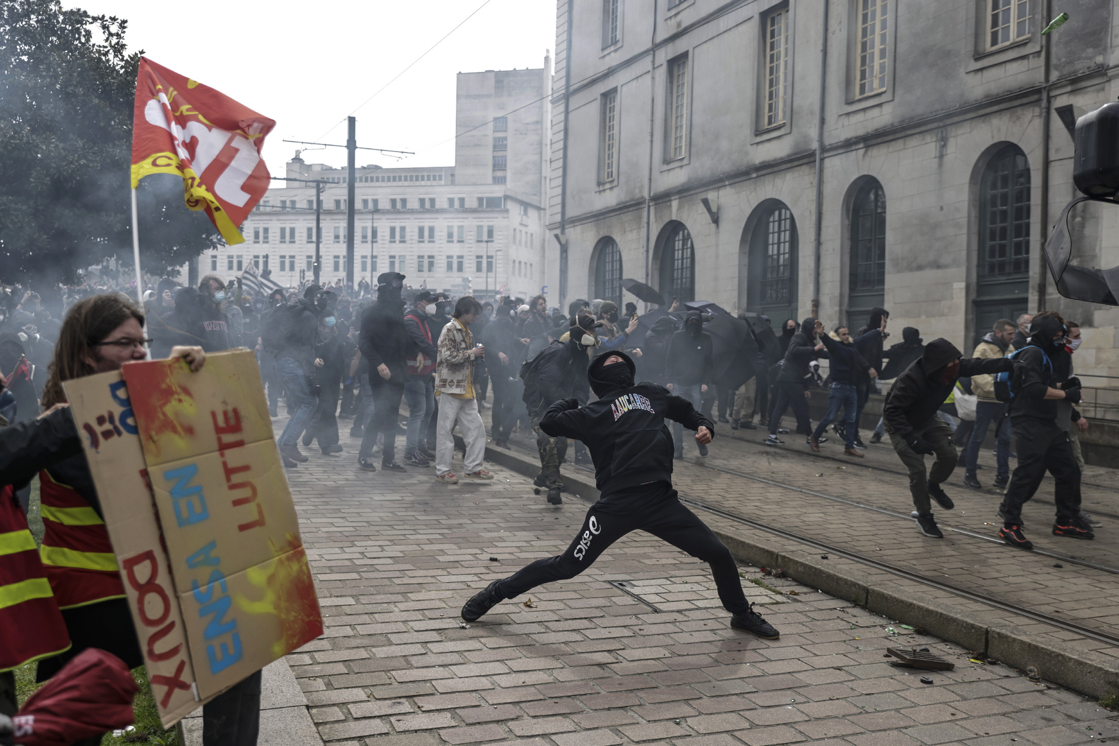 Franciaországi tüntetések: 400 tüntető őrizetben, több száz rendőr megsérült