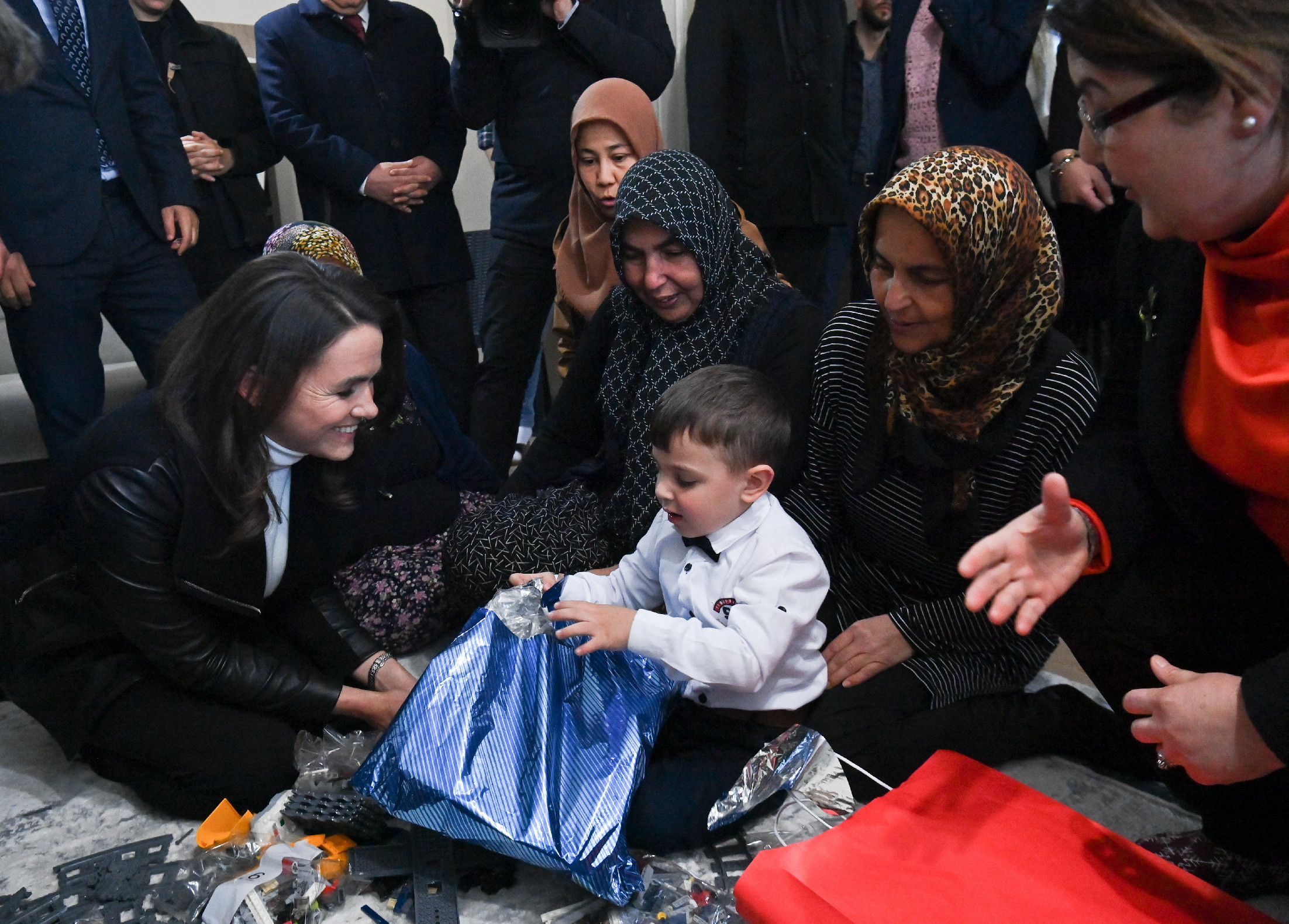 Öt napot töltött a romok alatt az ötéves Ahmet, akit Novák Katalin meglátogatott
