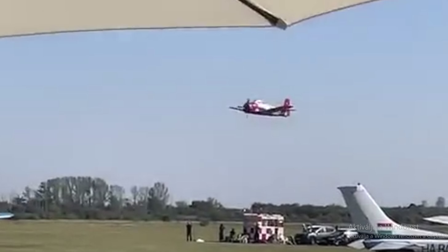Videón a tragikus baleset: földbe csapódott egy bemutatót tartó repülőgép