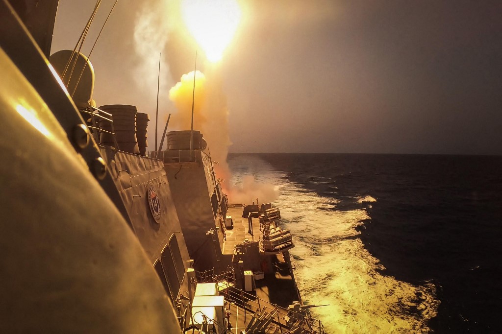 Jemenből kilőtt rakéták három kereskedelmi hajót találtak el, amelyeknek amerikai hadihajó nyújtott segítséget a Vörös-tengeren