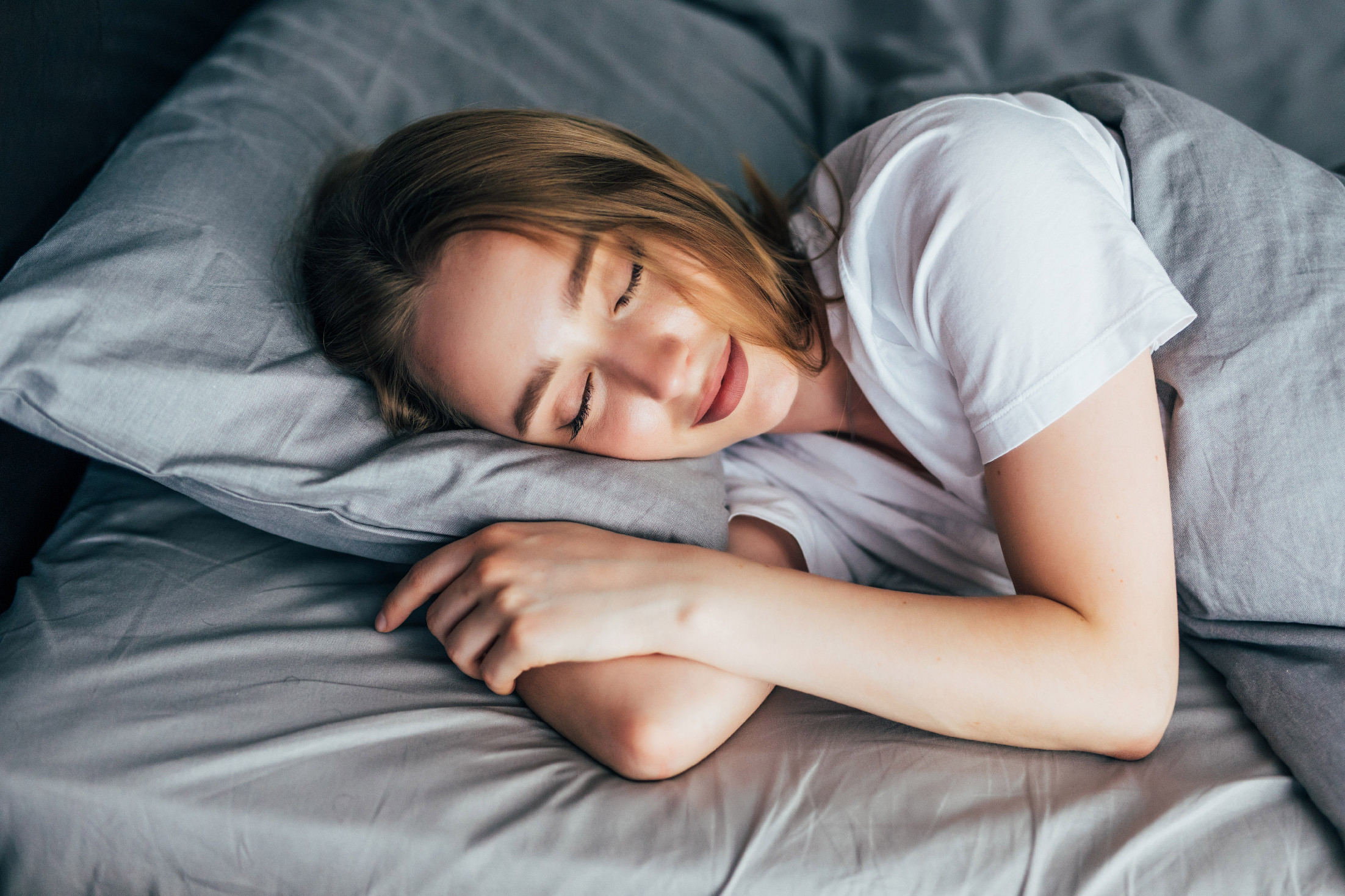 3 alvási szokás, ami segíthet a fogyásban