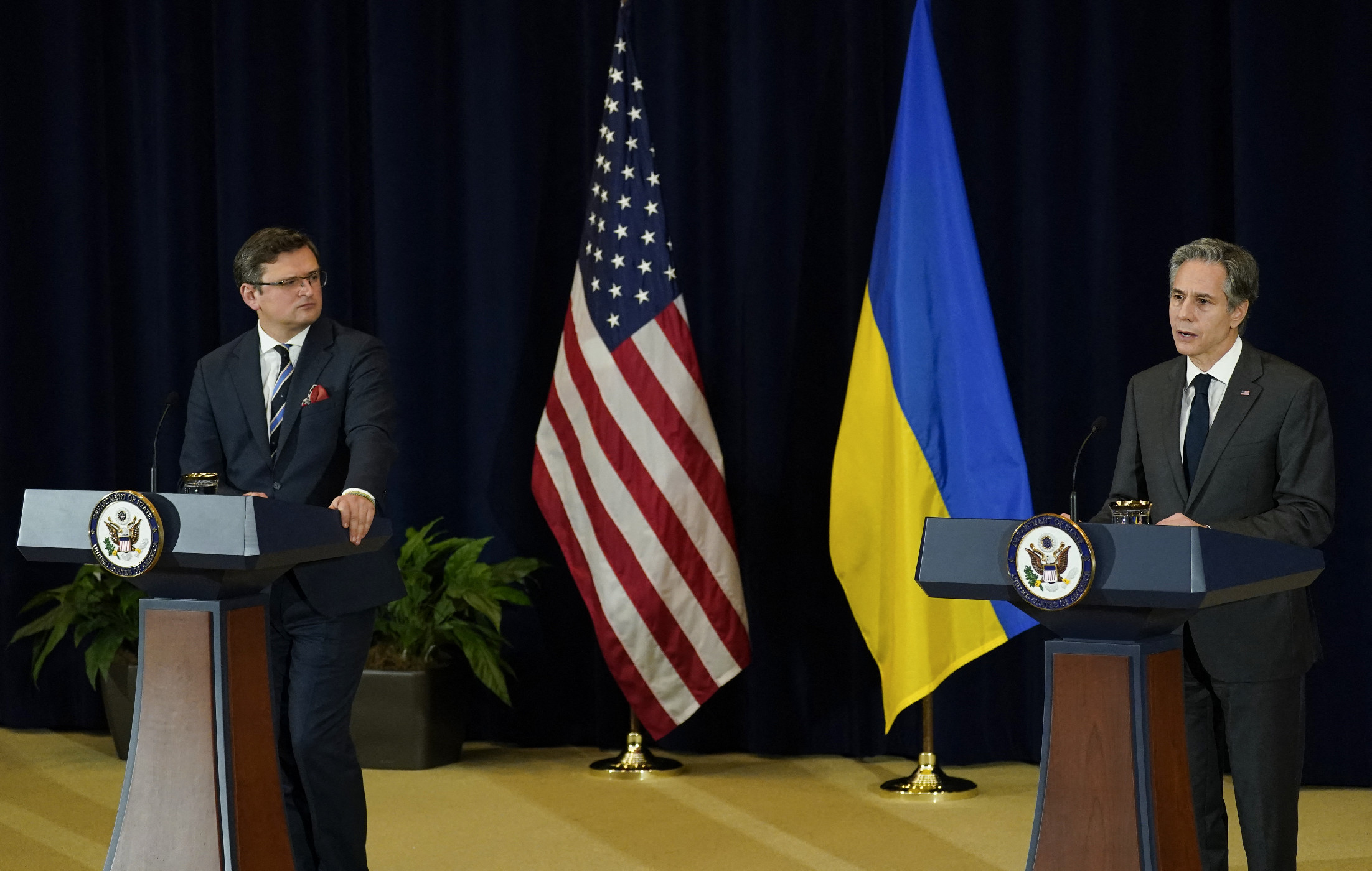Az ukrán külügyminiszter felszólította amerikai kollégáját, az EU-val együtt hogy tiltsák ki Oroszországot a SWIFT-ből
