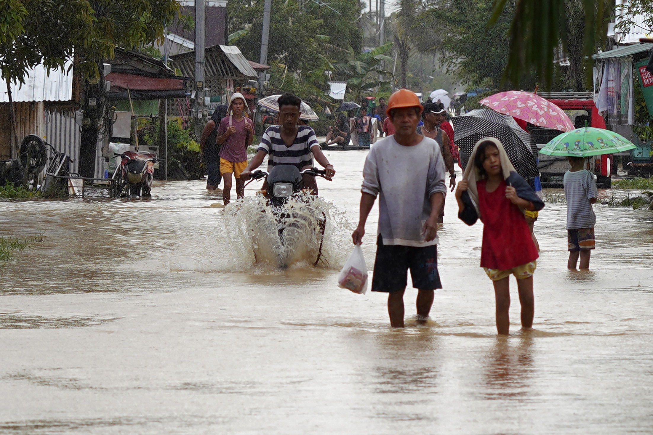 Sok a halálos áldozata a trópusi vihar okozta árvizeknek és földcsuszamlásoknak a Fülöp-szigeteken