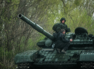 Tankokat és repülőket kap Ukrajna, ki nem találná honnan