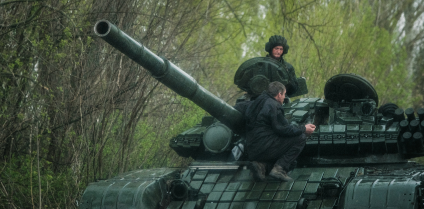 Videó: ilyen, amikor egy orosz tank áthajt a katonákon