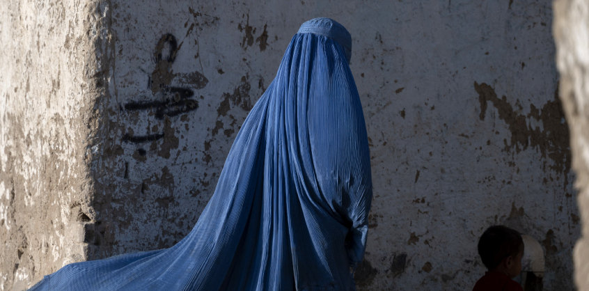 Afganisztánban ezentúl tilos a nőknek burka nélkül nyilvános helyen tartózkodni
