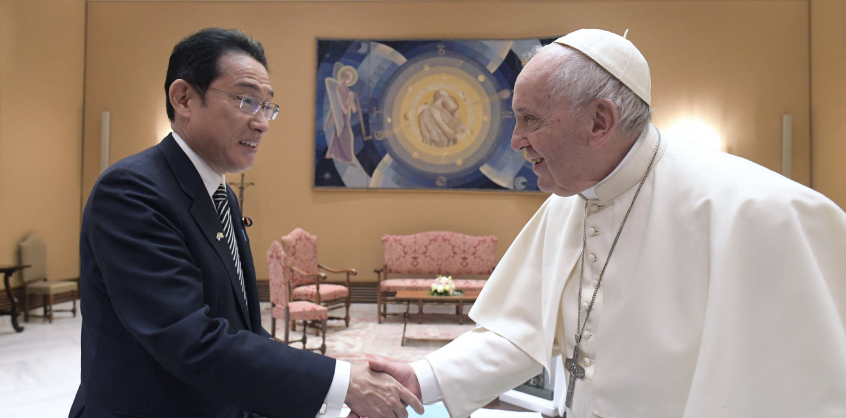 A pápa és a japán kormányfő az atomfegyverek nélküli világ szükségességéről értekezett