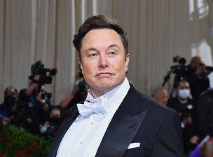 Megérkezett Elon Musk, minden második embert kirúgnak a Twittertől