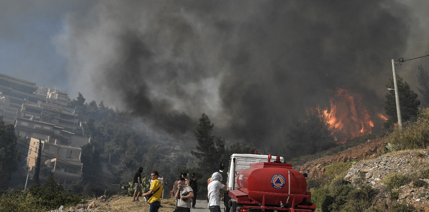 Brutális pusztítást végzett az erdőtűz, házak és járművek rongálódtak meg