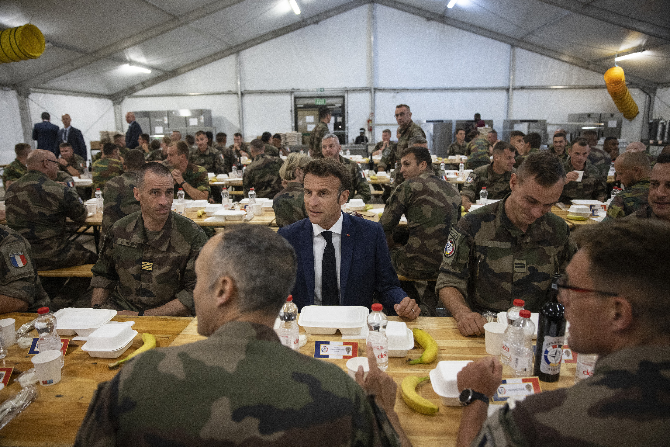 Francia katonákat látogat meg Macron, Romániában