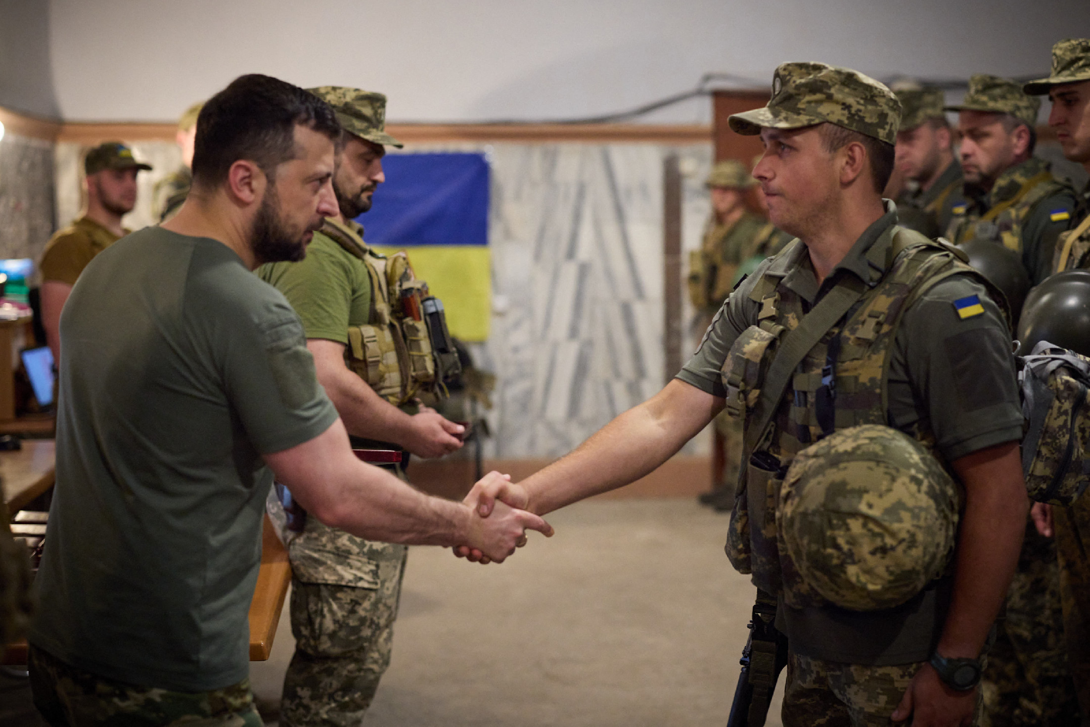 Zelenszkij meglátogatta a fronton harcoló ukrán katonákat