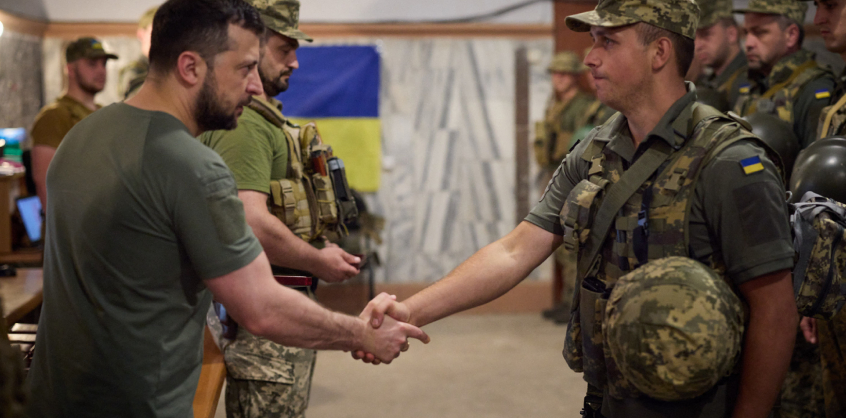 Zelenszkij meglátogatta a fronton harcoló ukrán katonákat
