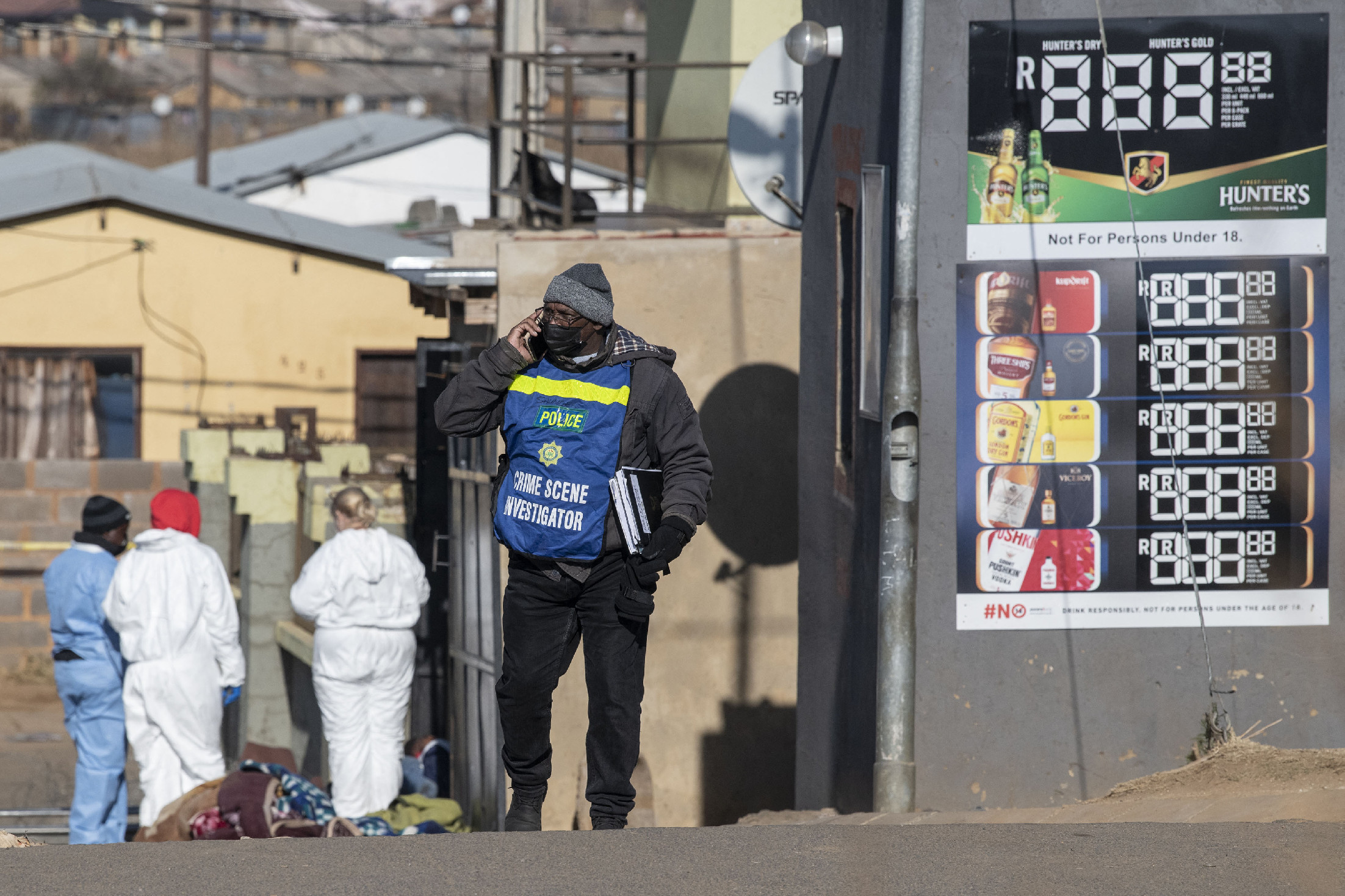 Fegyveresek több embert meggyilkoltak egy dél-afrikai bárban