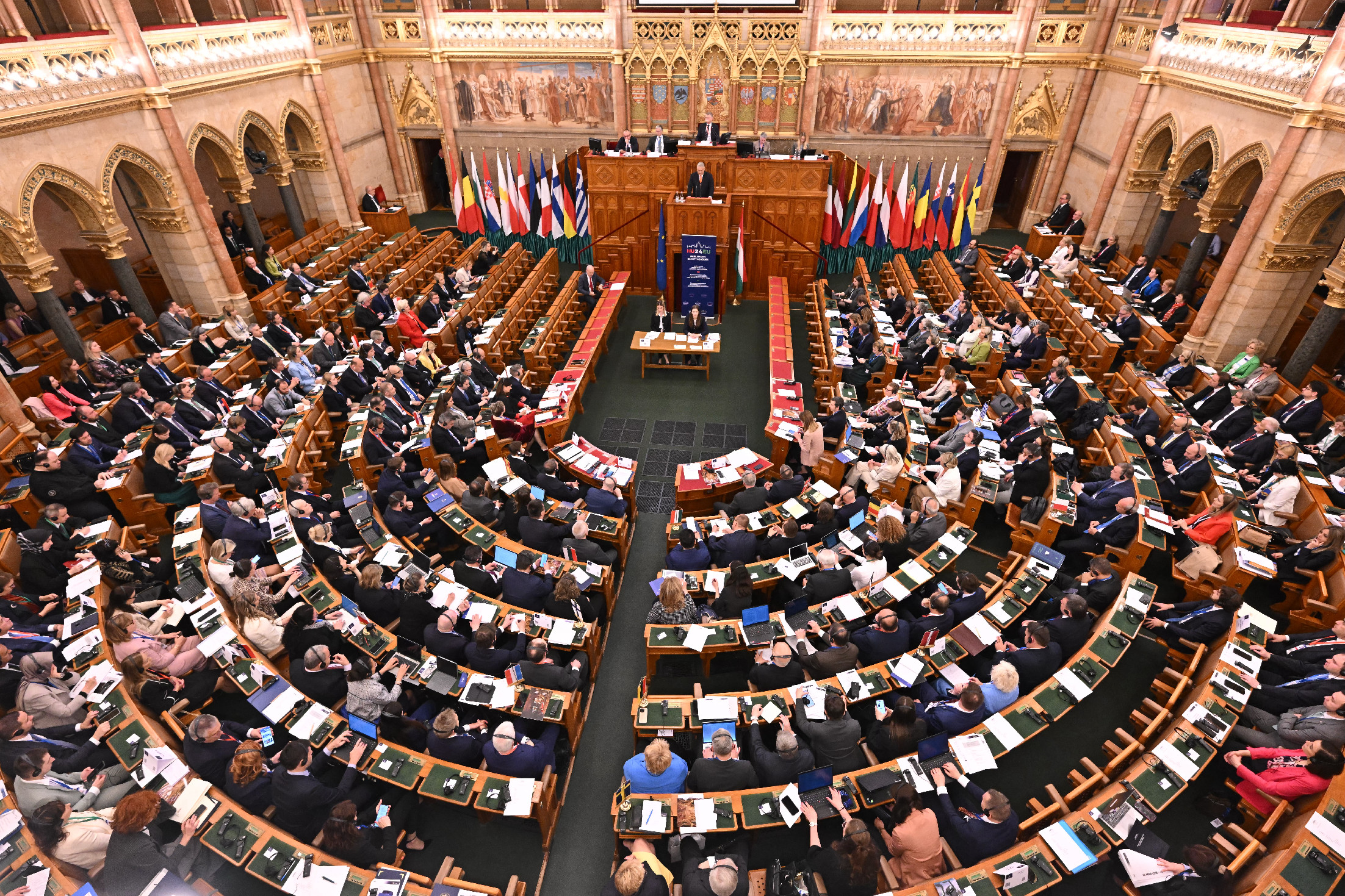 Mostantól korlátlan pénzzel lehet kampányolni, a Fidesz megszavazta