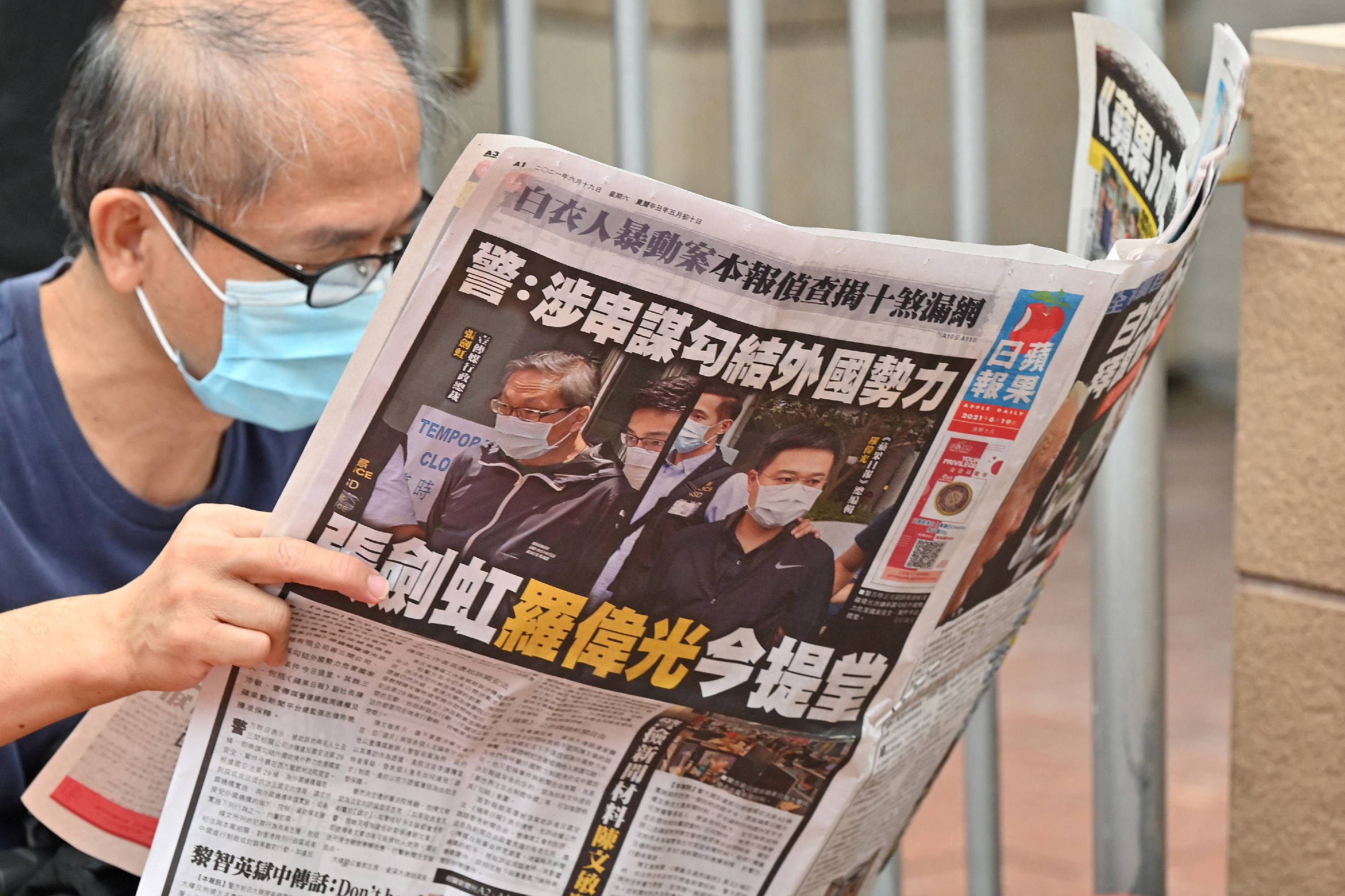 Végleg bezár Hongkong legnagyobb demokráciapárti újsága, aminek tulajdonosát bebörtönözték