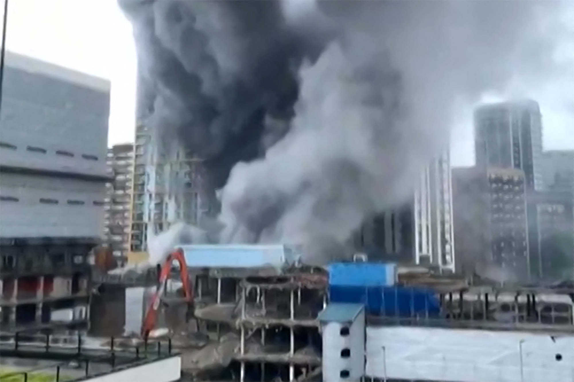 Hatalmas robbanás rázta meg Londont, videón a füstfelhő