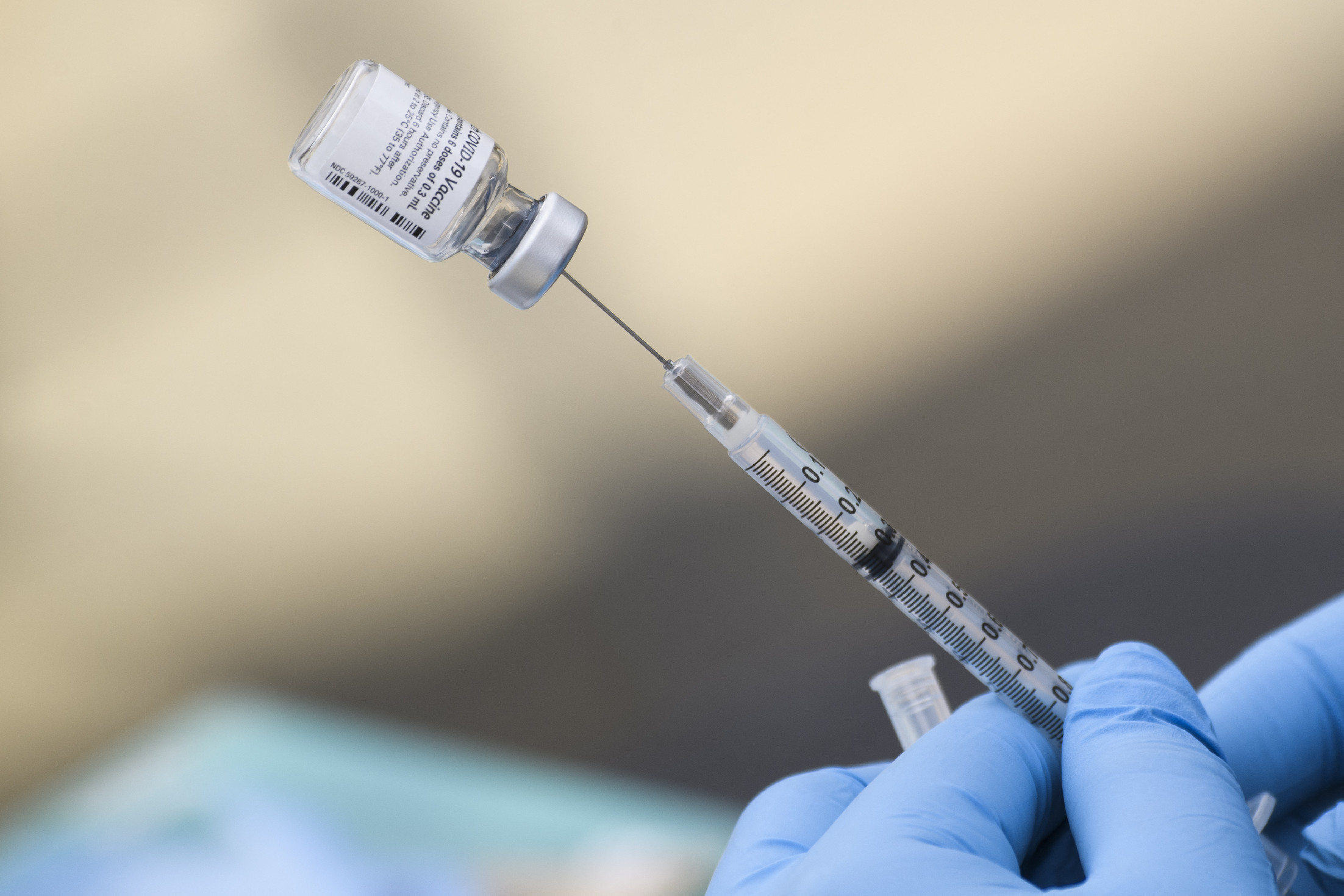 Az omikron variáns miatt valószínű lehet egy újabb vakcina?