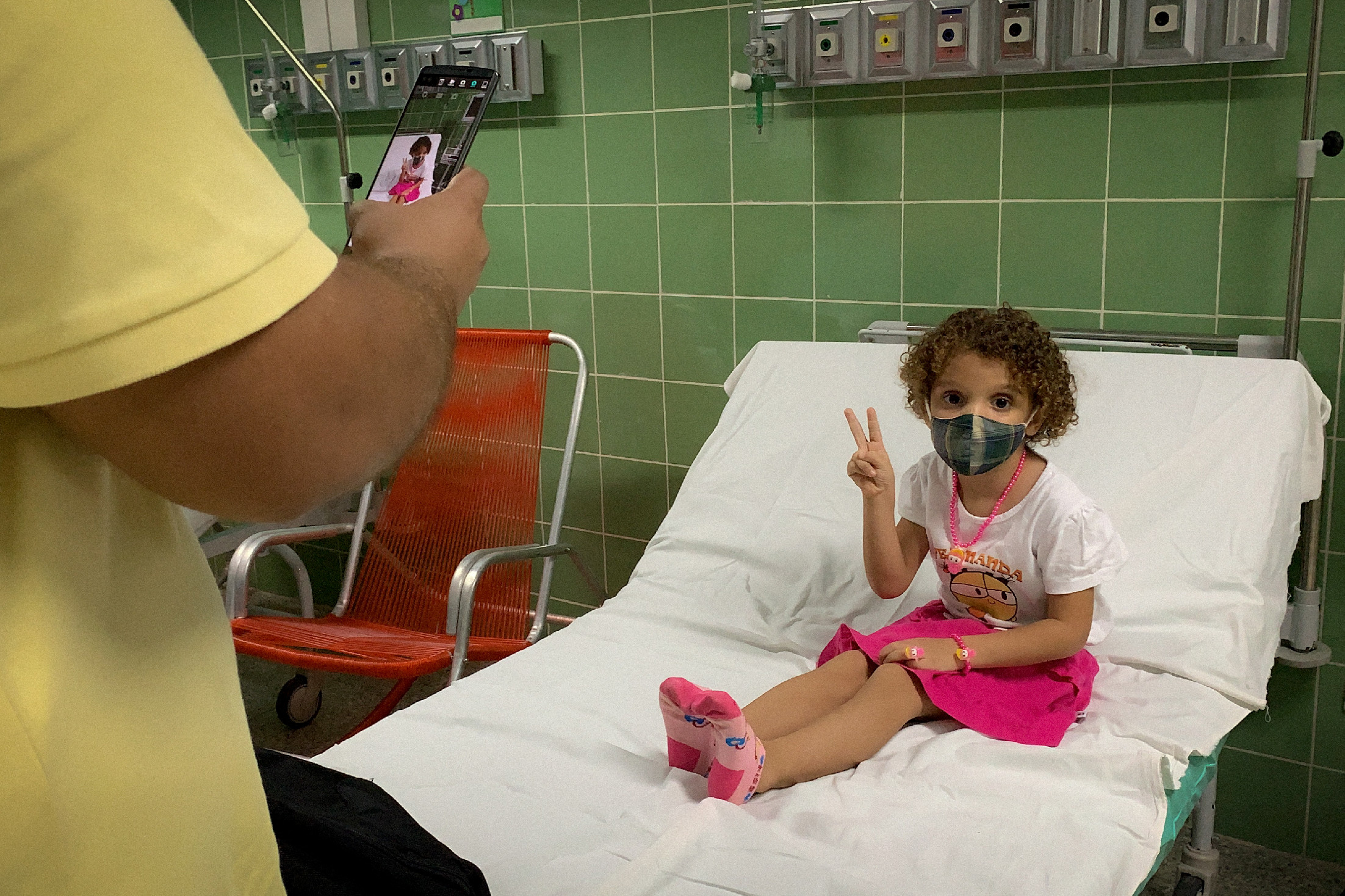 Már 2 éves kortól oltanak Kubában, saját vakcinával, Mickey egér fülekkel és bohócokkal 