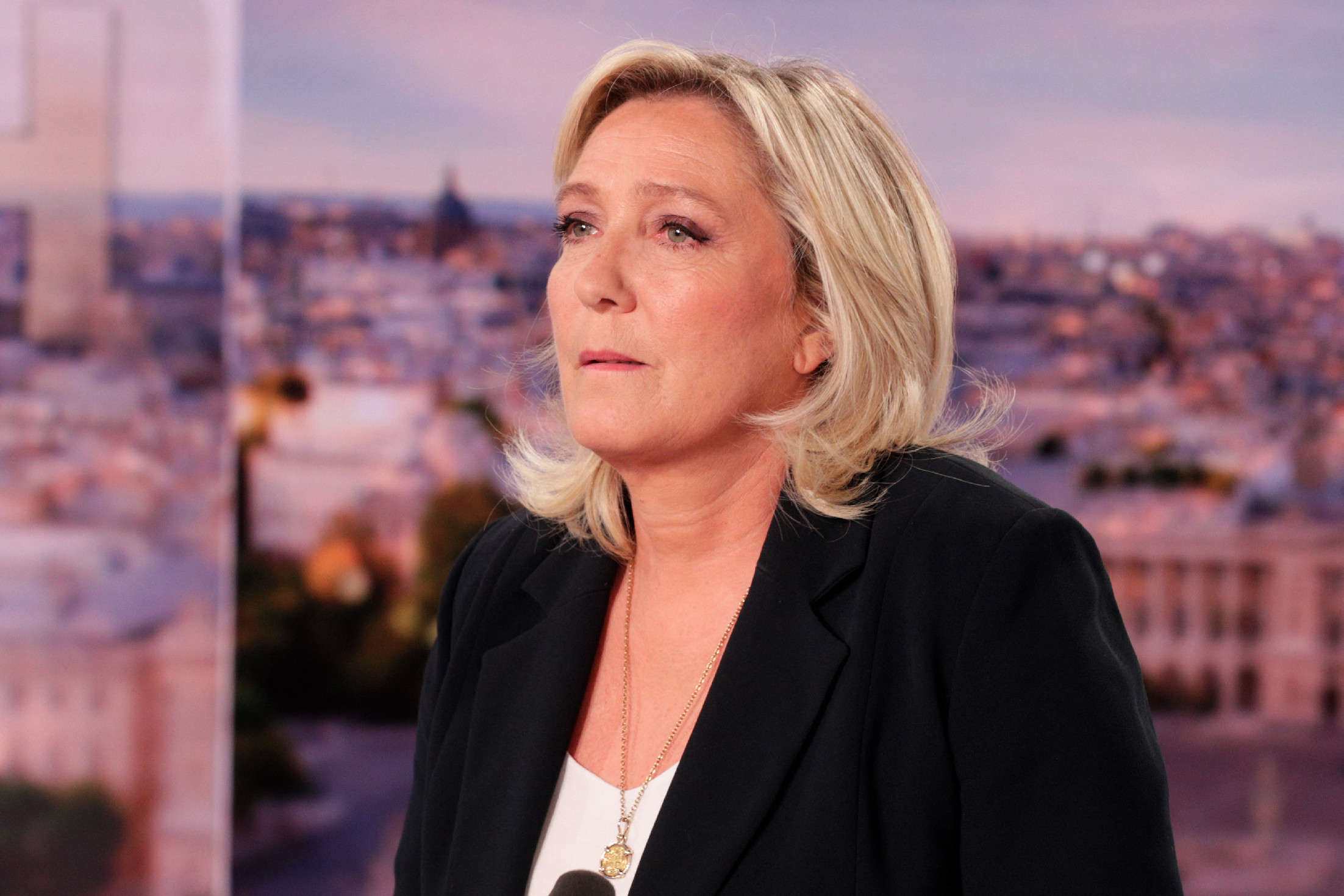 Le Pen pártja vezet az EP-választások előtt a francia közvélemény-kutatásokban