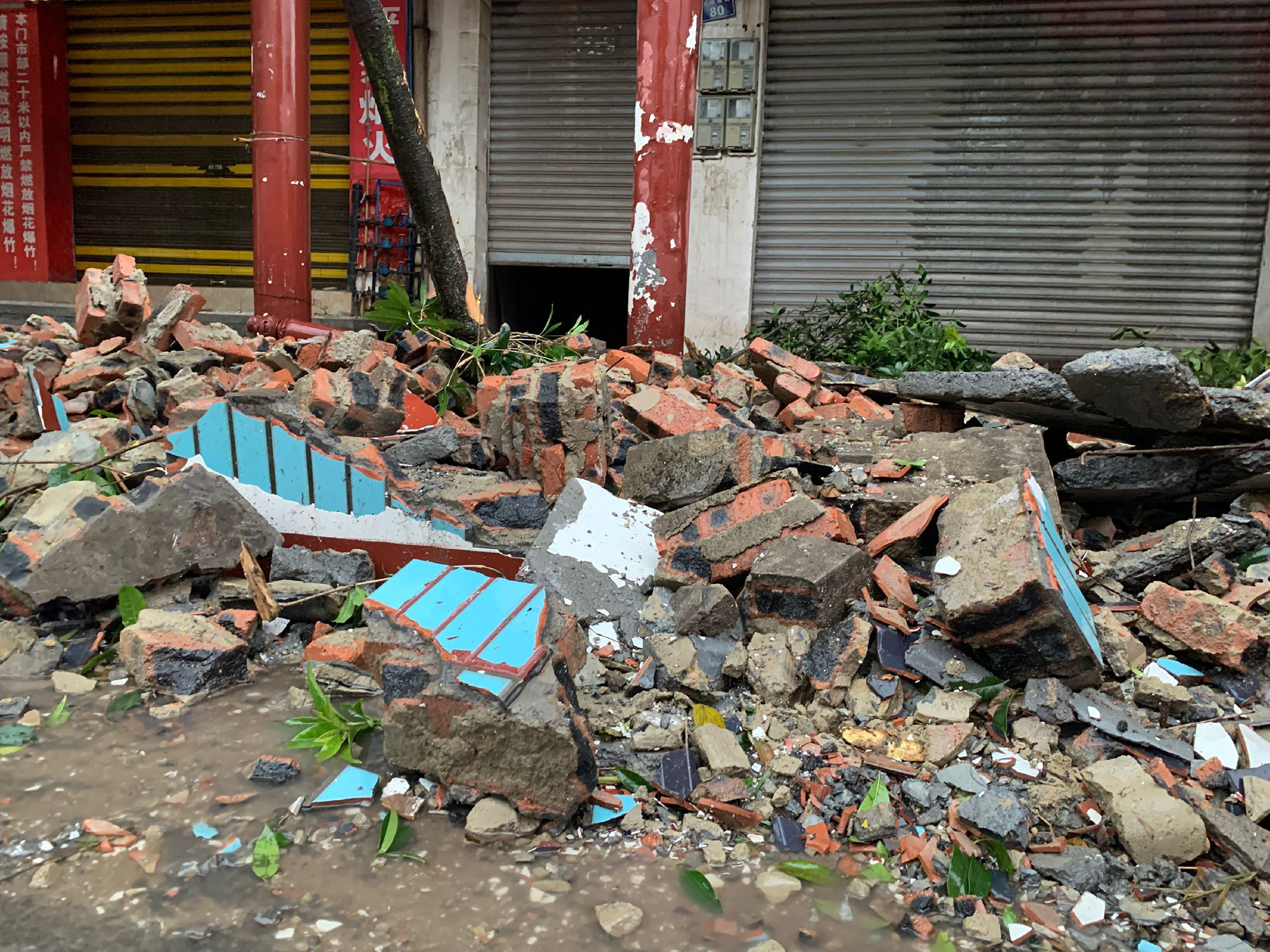 Földrengés pusztított Szecsuanban - többen meghaltak, rengeteg a sérült