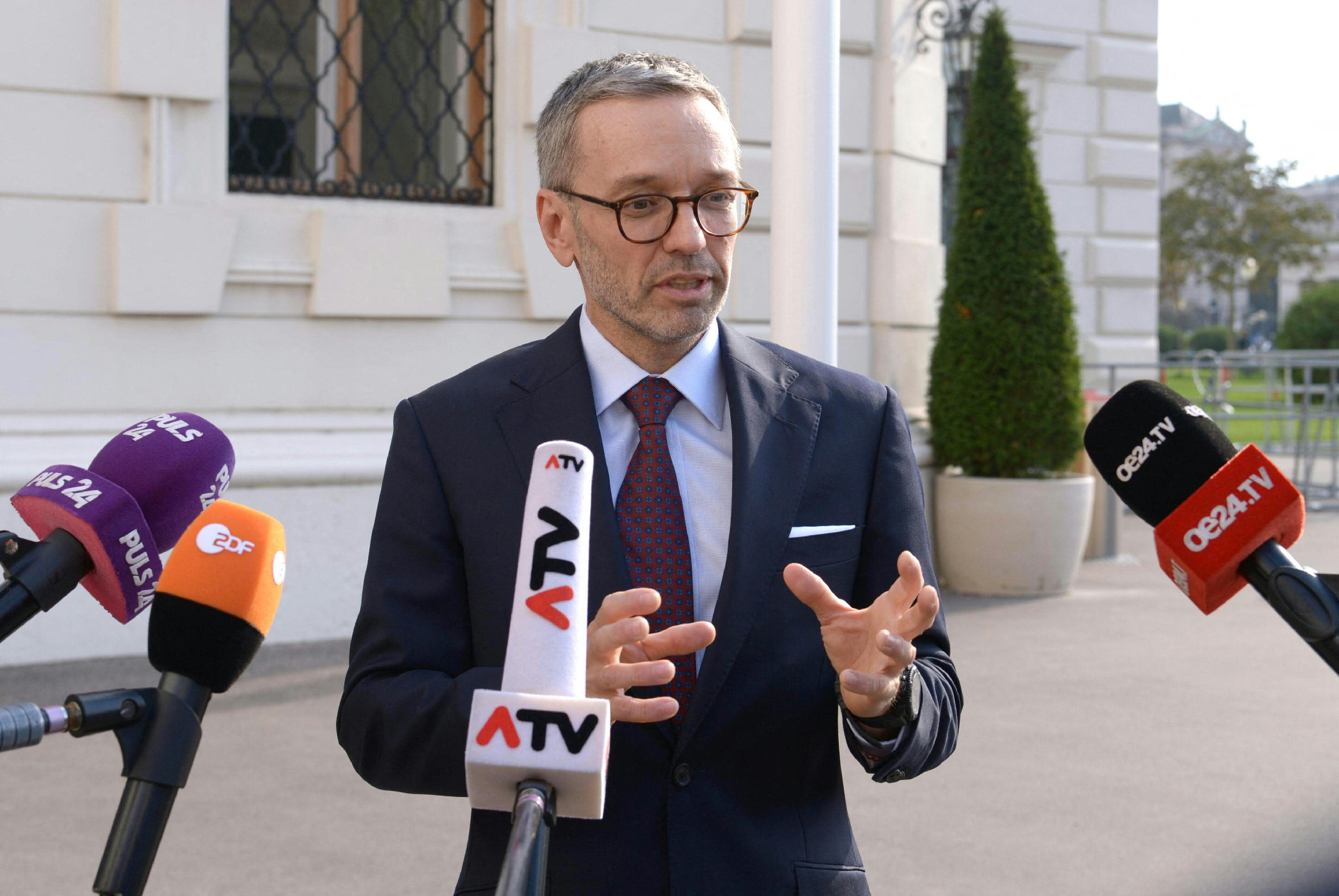 Elkapta a koronavírust az osztrák oltásellenes párt elnöke