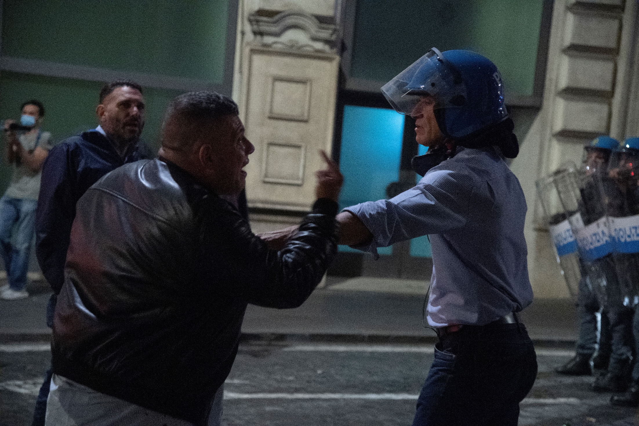 Összecsaptak a rendőrök és a járványügyi intézkedések ellen tüntetők Olaszországban
