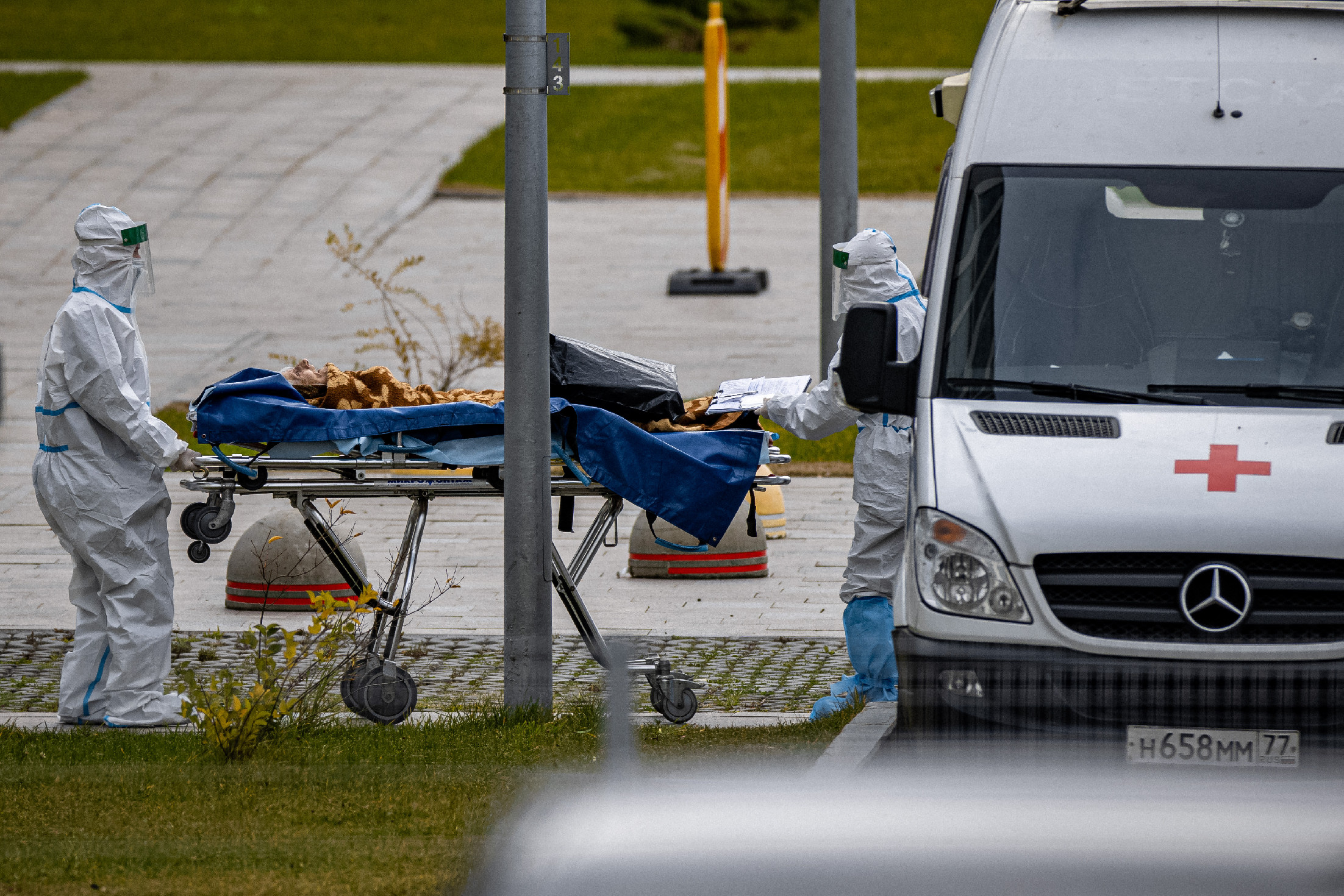 Döbbenetes rekordokat döntöget a koronavírusos megbetegedések és halálesetek száma Oroszországban