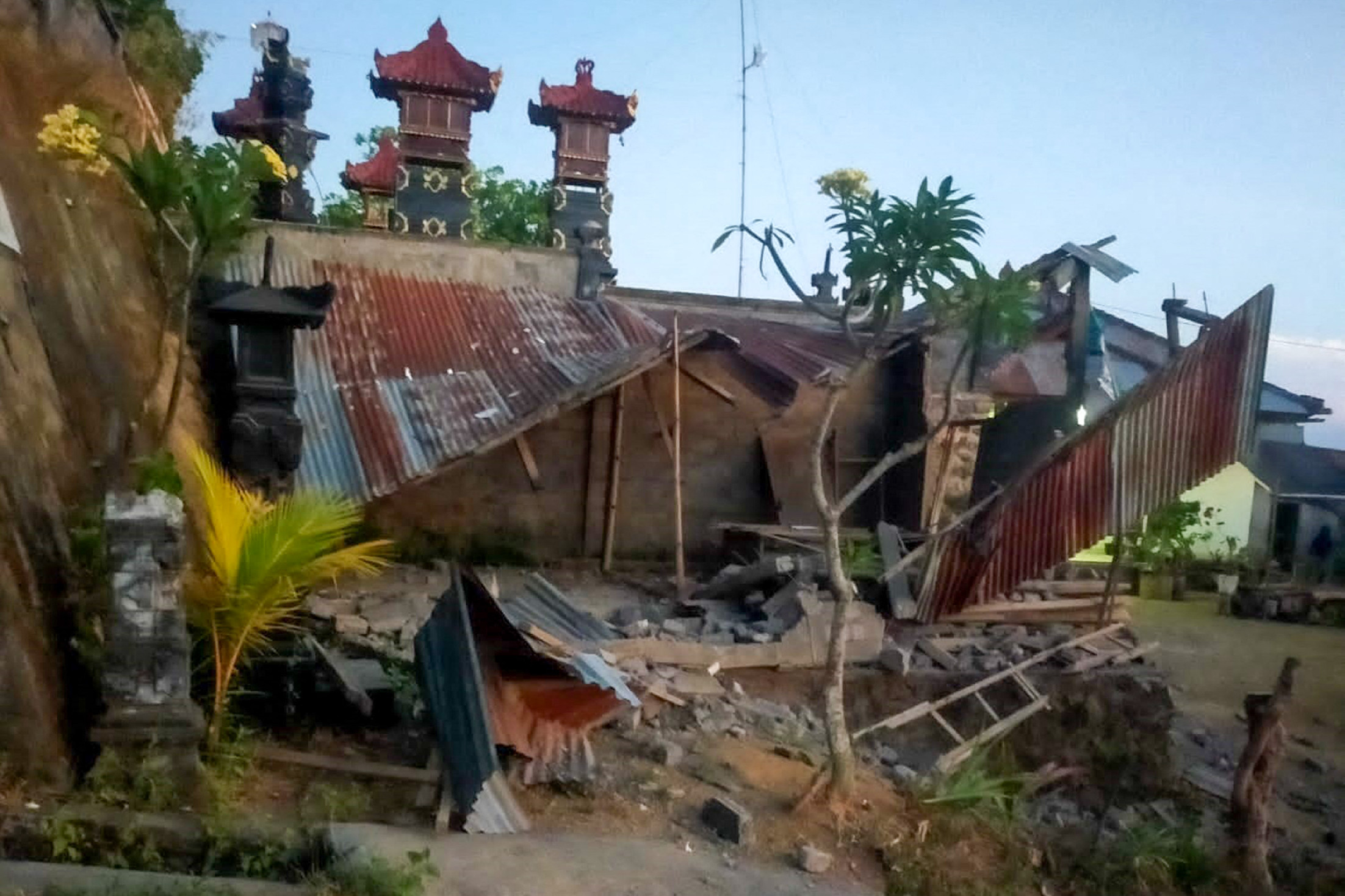 Halálos áldozatokat követelt egy közepes erejű földrengés Bali szigetén