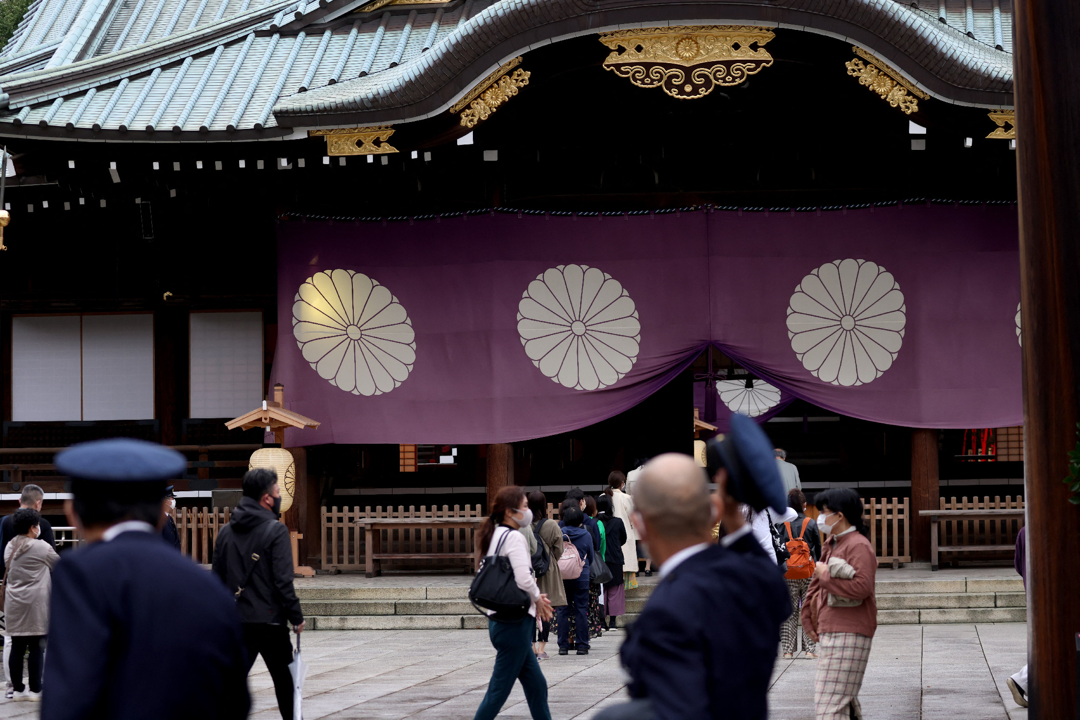 Az új japán kormányfő vallási jelképet küldött a Jaszukuni-szentélybe, de személyesen már nem jelent meg 