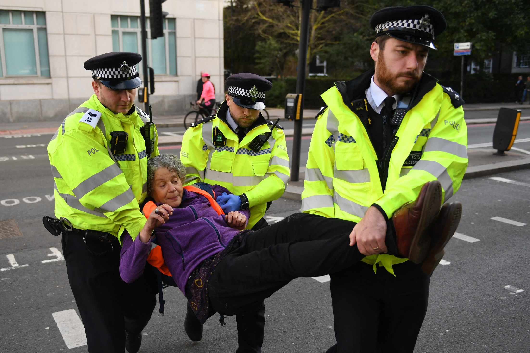 Forgalomkorlátozással tüntetnek környezetvédő aktivisták Londonban