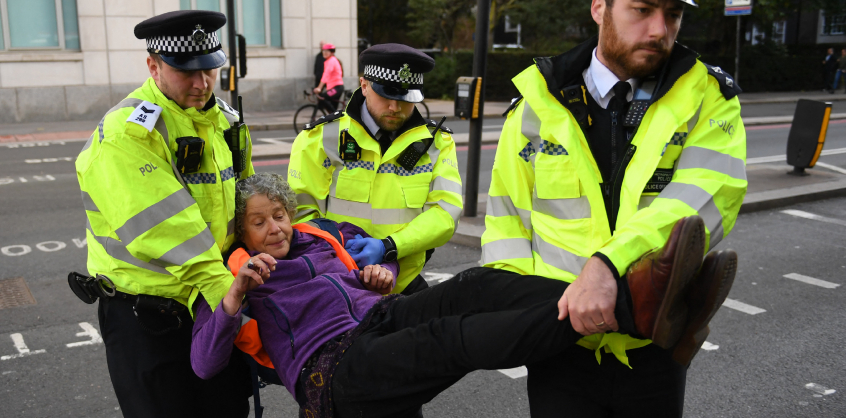 Forgalomkorlátozással tüntetnek környezetvédő aktivisták Londonban
