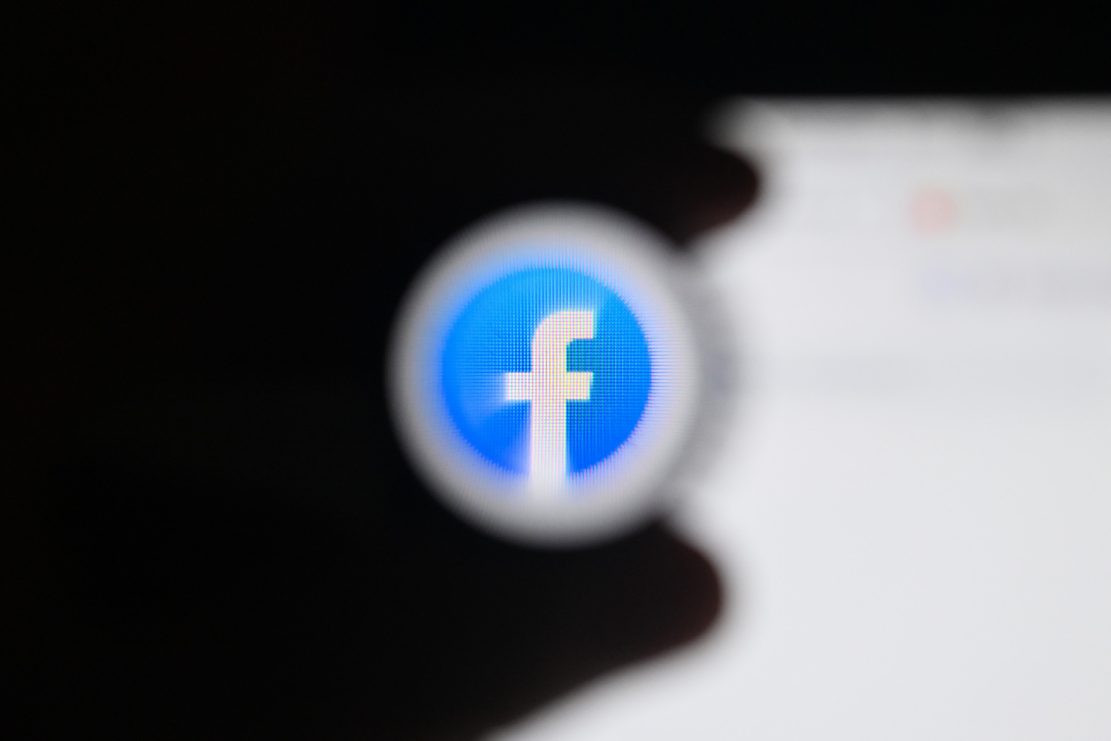 Tiszta vizet öntött a pohárba a Facebook, elhagyják-e Európát vagy sem
