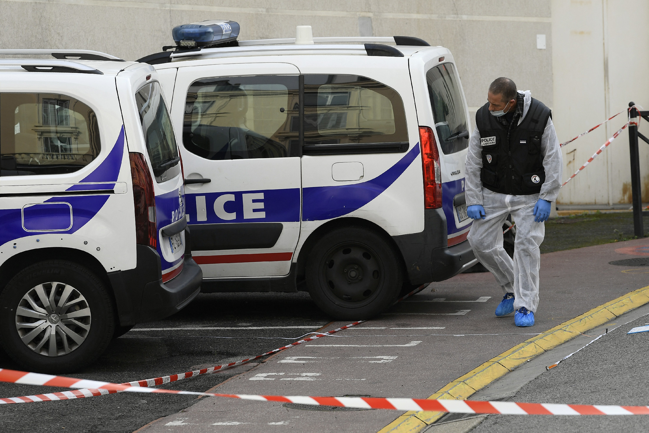 Késsel támadt rendőrökre egy férfi Franciaországban