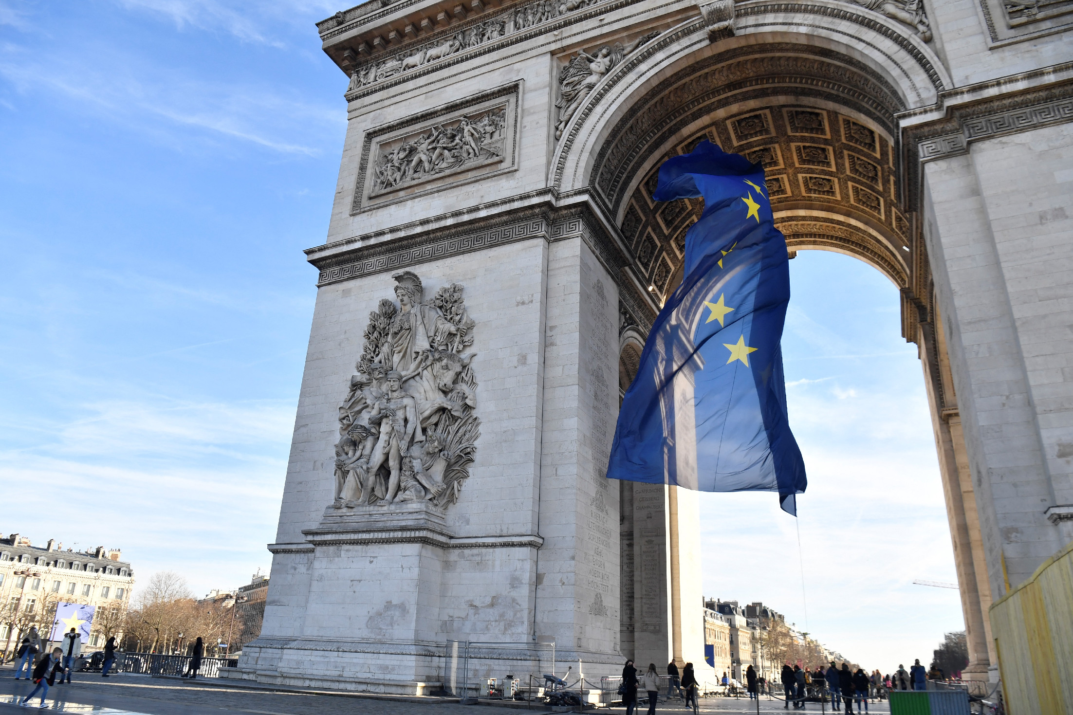 Eltávolították a Diadalívről az EU-s zászlót 