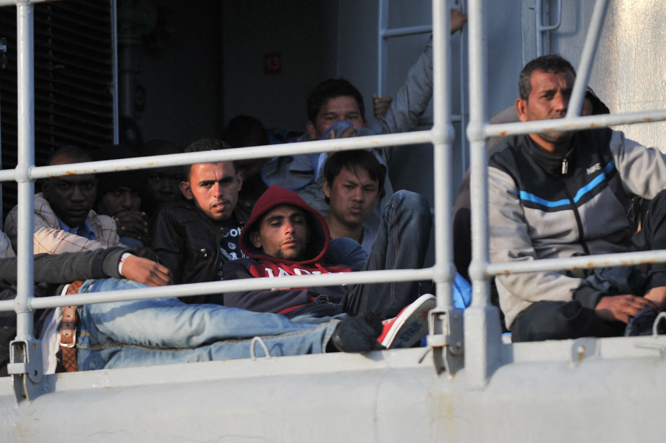 Több száz migráns érkezett Olaszország egyik kikötőjébe