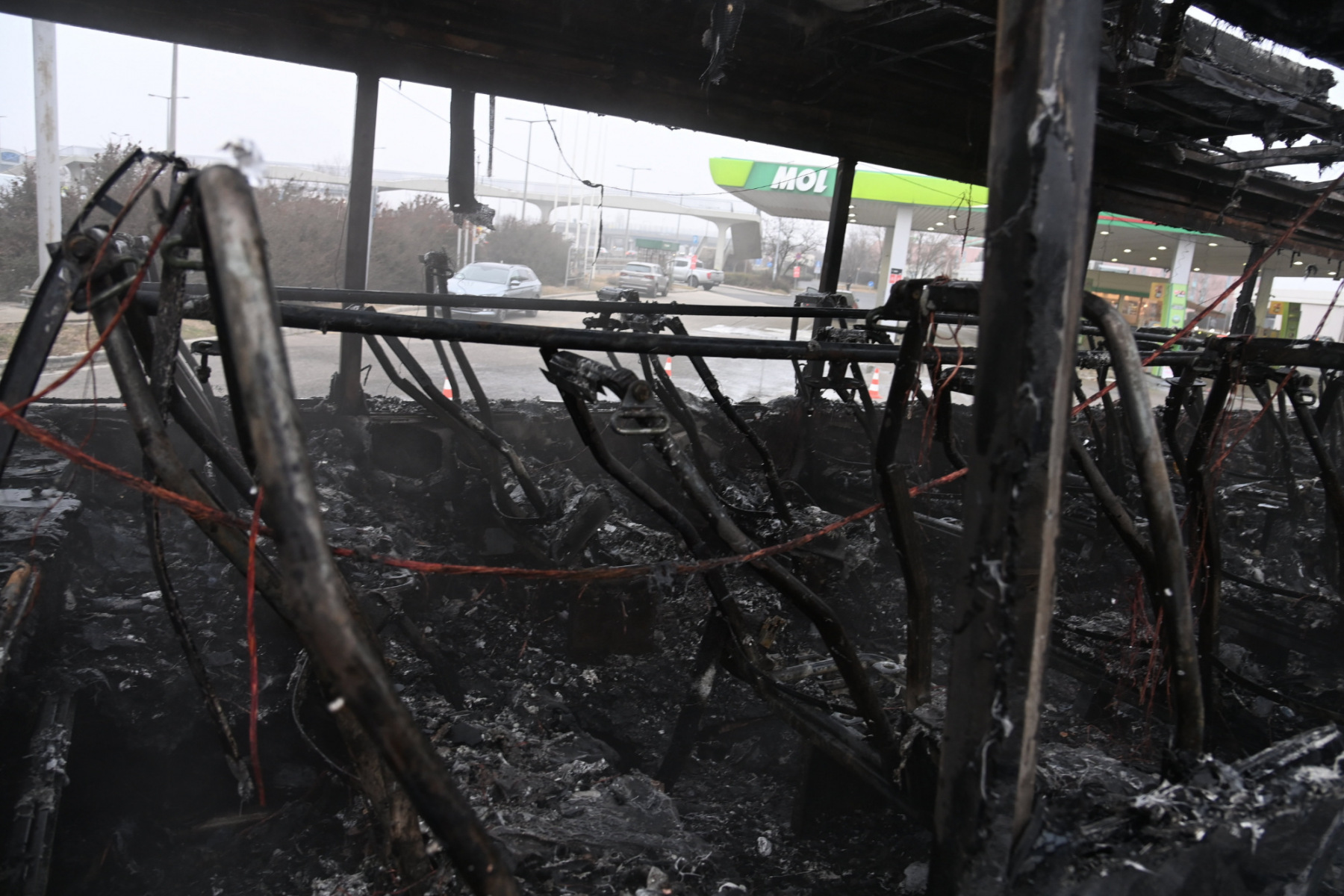 Lángokban állt egy busz a budaörsi benzinkútnál