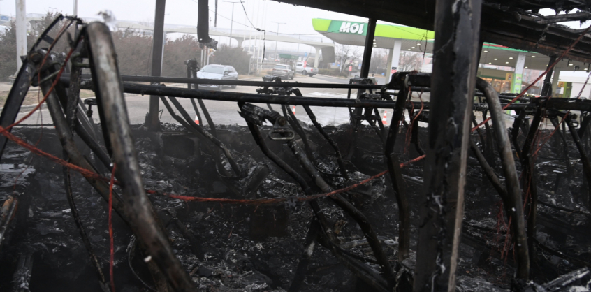 Lángokban állt egy busz a budaörsi benzinkútnál