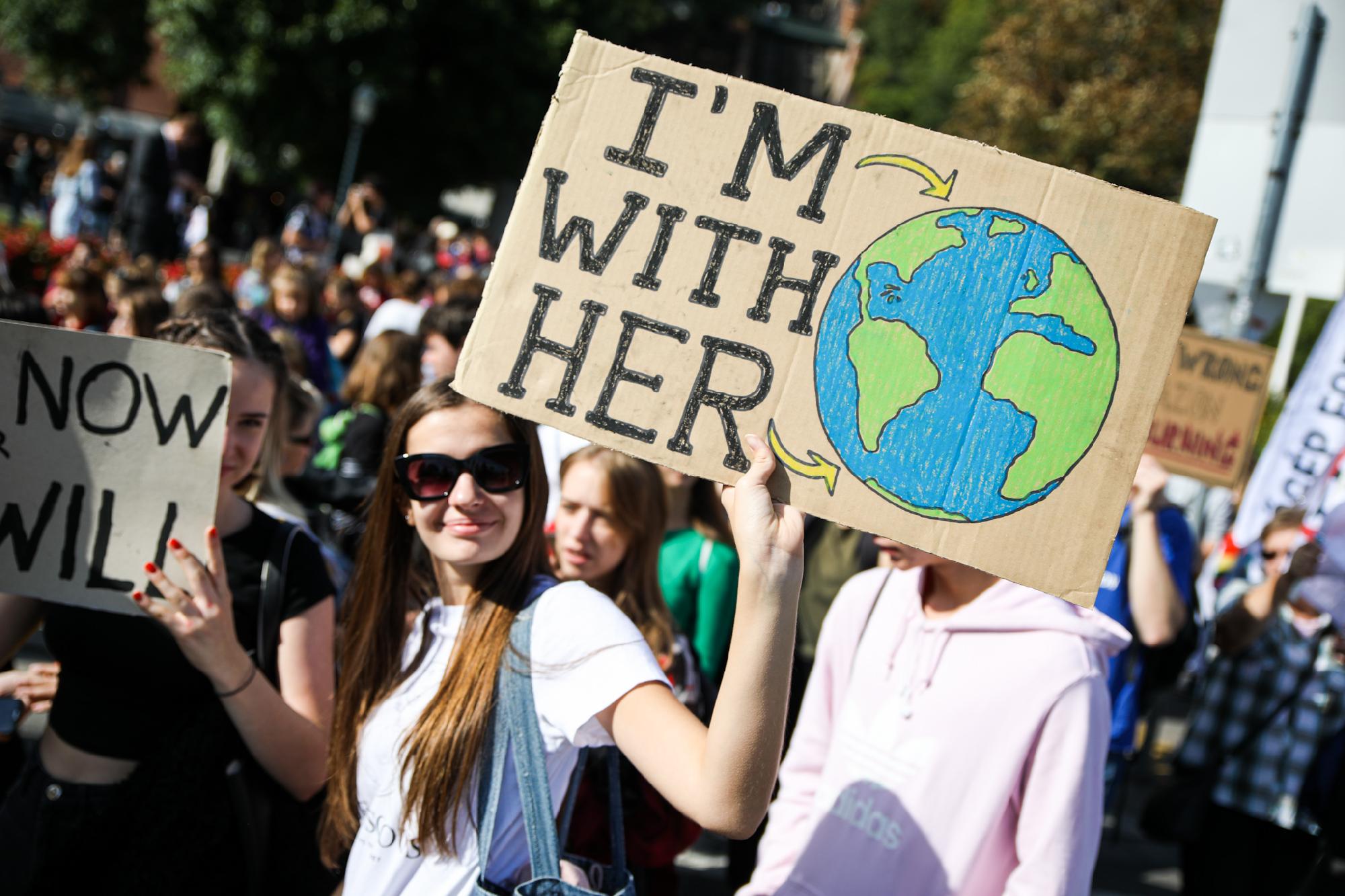Tízezrek tüntettek vasárnap, hogy a francia alkotmányba foglalják a klímavédelem fontosságát